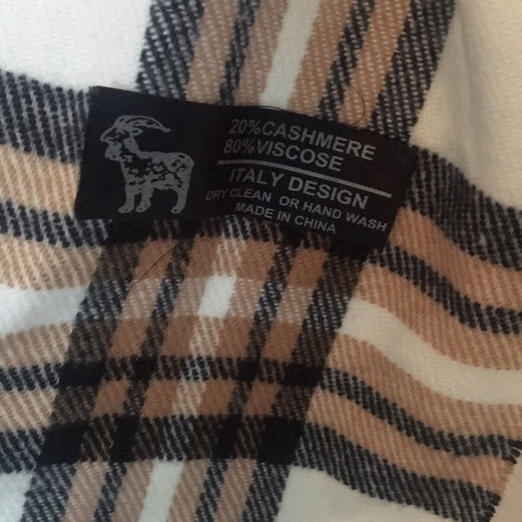 3/30$ 🌿cream beige check scarf - Picture 4 of 4